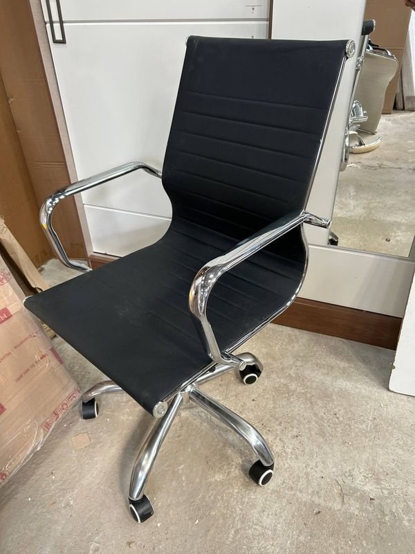 Lote anterior: Silla de oficina en liquidación comercial