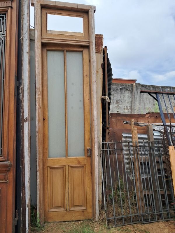 Lote siguiente: Puerta antigua de pino blanco con ventana