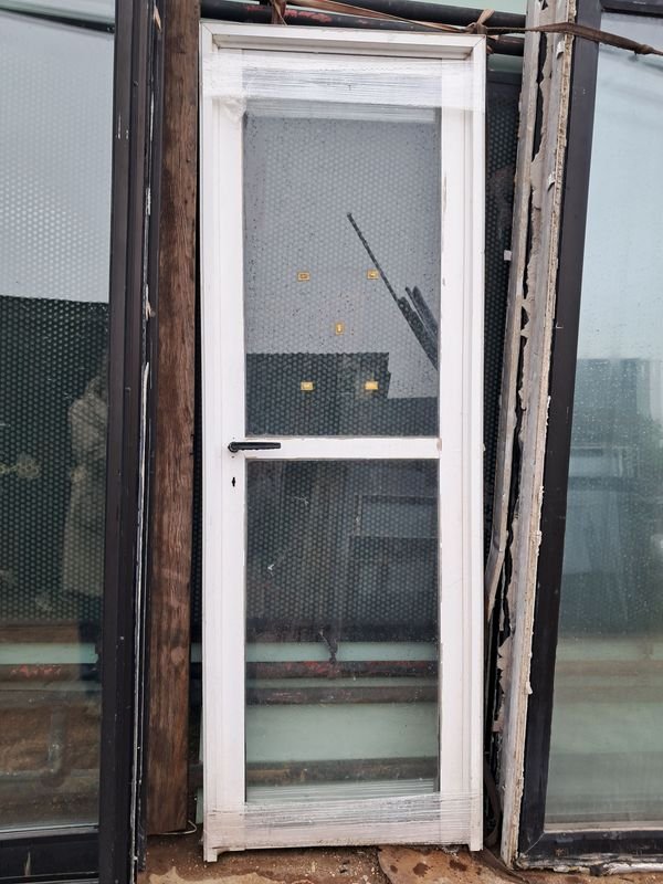 Puerta de Aluminio Blanca con Vidrio 68x118x7cm