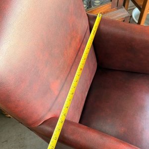 Sillón Antiguo de Respaldo Alto con Tapizado Bordó y Tachas - imagen 7
