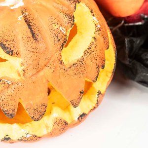 Caja con Artículos de Halloween: Calabaza, Cráneo y Tridente - imagen 2