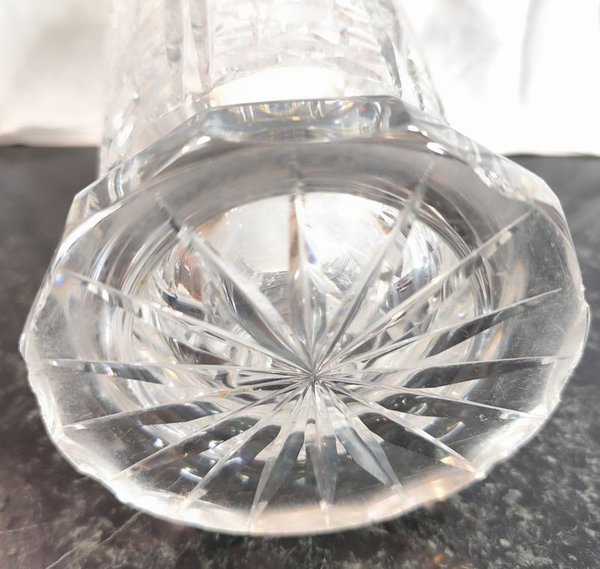 Gran florero de cristal tallado con detalles en la base - imagen 4