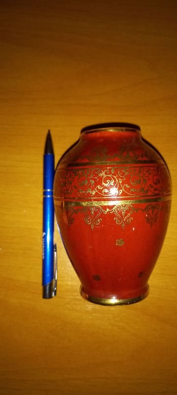 Vaso de cerámica con detalles en dorado