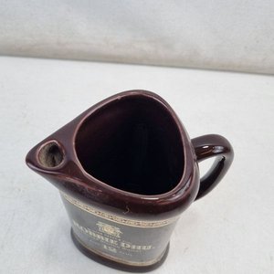 L 487 - 1 Pieza - Jarra de whisky Robbie Dhu de Castle Ceramics, con motivos en dorado y boca con orificio para dosificador (Medidas 14x11x17cm) - imagen 4