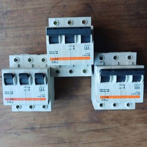 Lote siguiente: Lote de 3 Disyuntores Termomagnéticos TQC BH17 y BH18