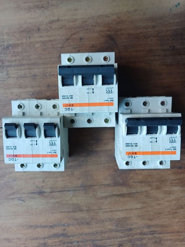 Lote de 3 Disyuntores Termomagnéticos TQC BH17 y BH18