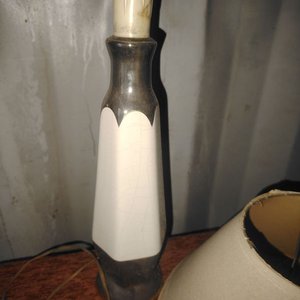 Lámpara de Mesa Antigua con Base de Porcelana Blanca y Plateada - imagen 2