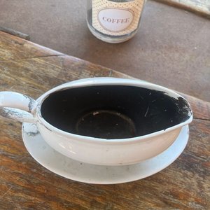 Conjunto de Pocillos de Porcelana con Platillos, Frasco para Café y Salsero de Cerámica - imagen 3