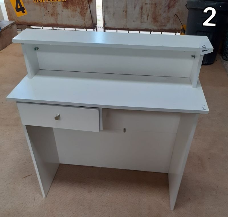 Escritorio con cajón y alzada repisa