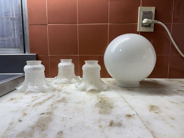 Lote de 3 Pantallas de Vidrio Estriadas y 1 Esfera Blanca Opaca - imagen 1