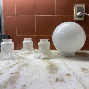 Lote siguiente: Lote de 3 Pantallas de Vidrio Estriadas y 1 Esfera Blanca Opaca