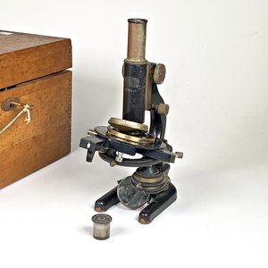 Microscopio Antiguo Carl Zeiss Göttingen Metal y Bronce con Accesorios y Caja de Madera - imagen 2
