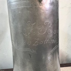 Jarra Antigua de Estaño con Tapa y Grabado - imagen 2