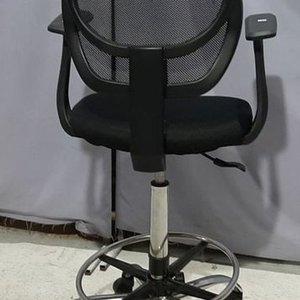 Silla de Escritorio Giratoria Negra con Apoyabrazos y Respaldo de Malla - imagen 2