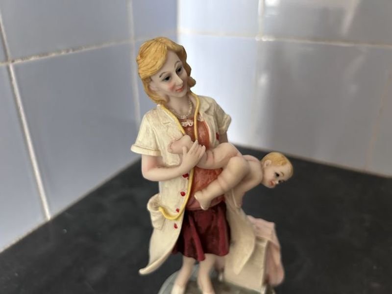 Estatuilla de Ginecología con Figura Materna - imagen 3