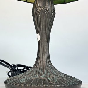 Lote siguiente: Lámpara de Pie Estilo Tiffany con Pantalla Floral Rosada y Base Metálica