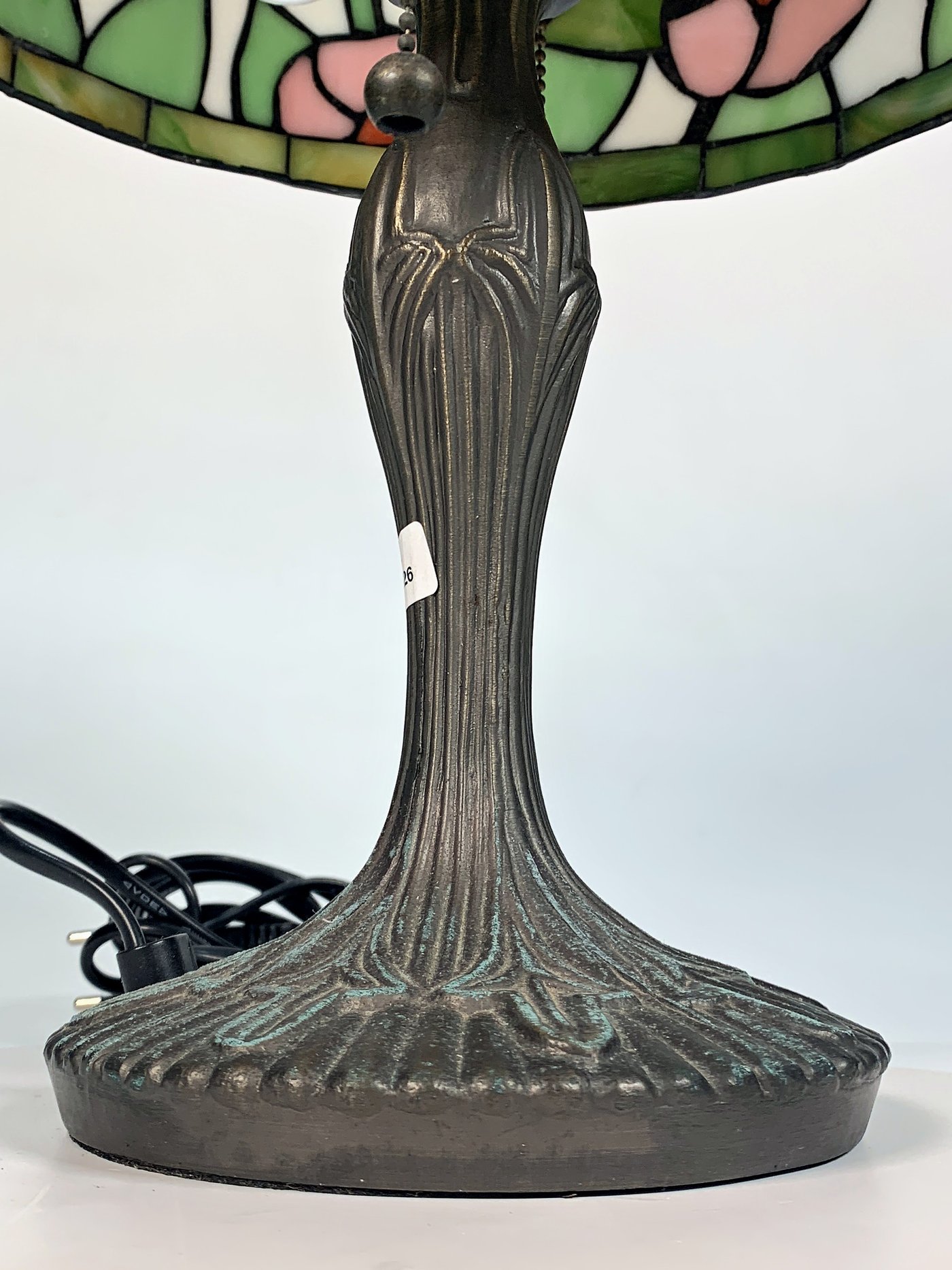 Lámpara de Pie Estilo Tiffany con Pantalla Floral Rosada y Base Metálica