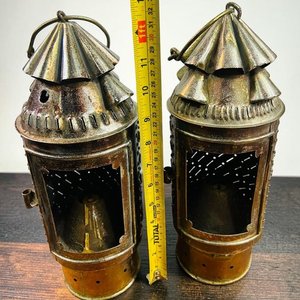 Pareja de Faroles Antiguos de Metal para Vela con Cuerpo Calado y Asa - imagen 3