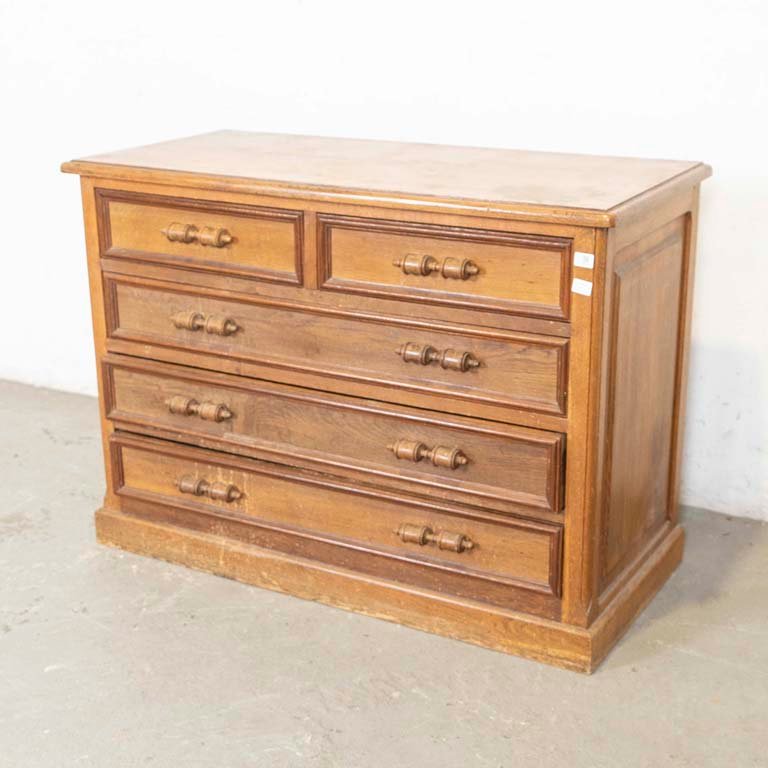 Cómoda de madera con cinco cajones