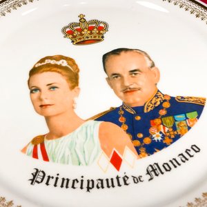 Plato de Porcelana Francesa Principado de Mónaco con Guarda Roja y Guirnaldas - imagen 3