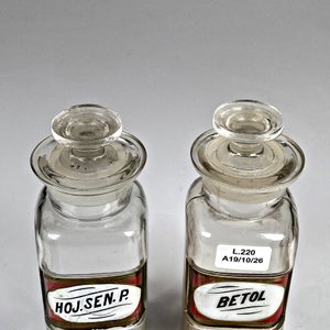 Dos Frascos de Farmacia Antiguos de Vidrio con Tapones - imagen 3