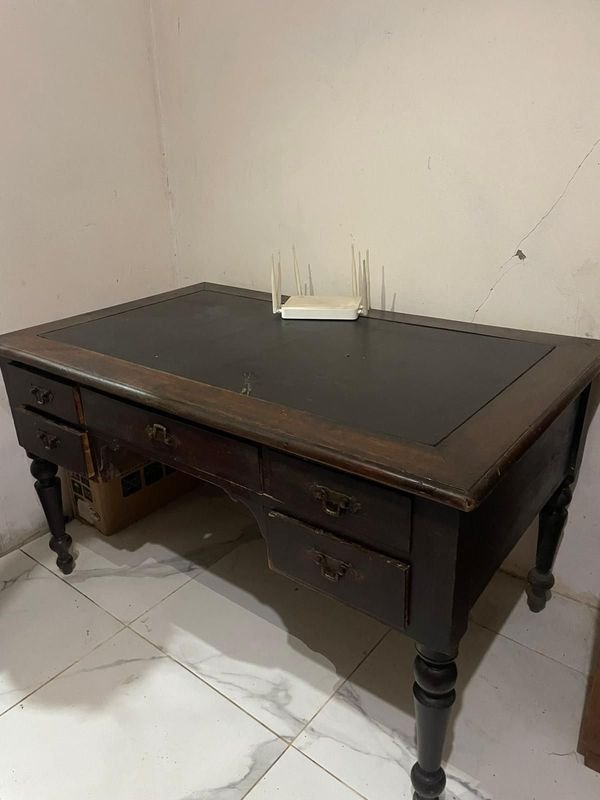 Escritorio antiguo de madera - imagen 3