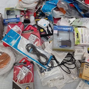 Gran cantidad de cargadores y cables - imagen 6