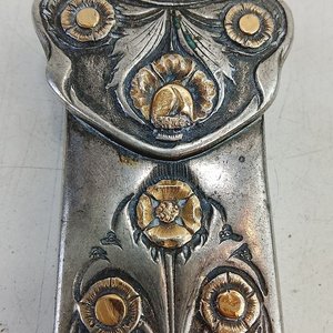 Vaina de Metal con Flores Repujadas y Detalles Dorados - imagen 4