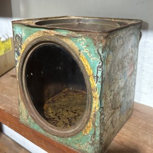 Lote siguiente: Lata Antigua para Galletas con Ventana