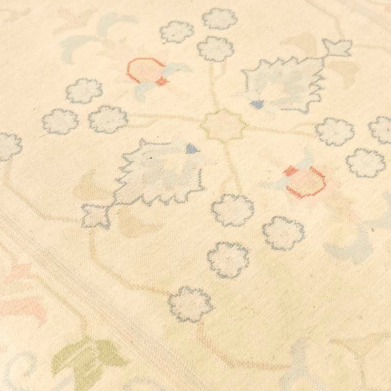 Alfombra kilim con diseños florales y detalles en los flecos - imagen 3