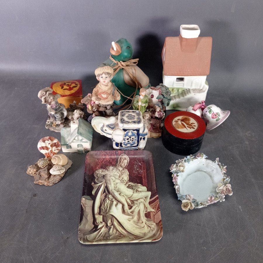 Lote de 13 Adornos Variados: Figuras, Casitas y Más