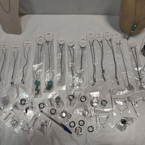 Lote de 50 Piezas de Joyería Nueva en Acero Quirúrgico: Collares, Aros y Pulseras - imagen 3