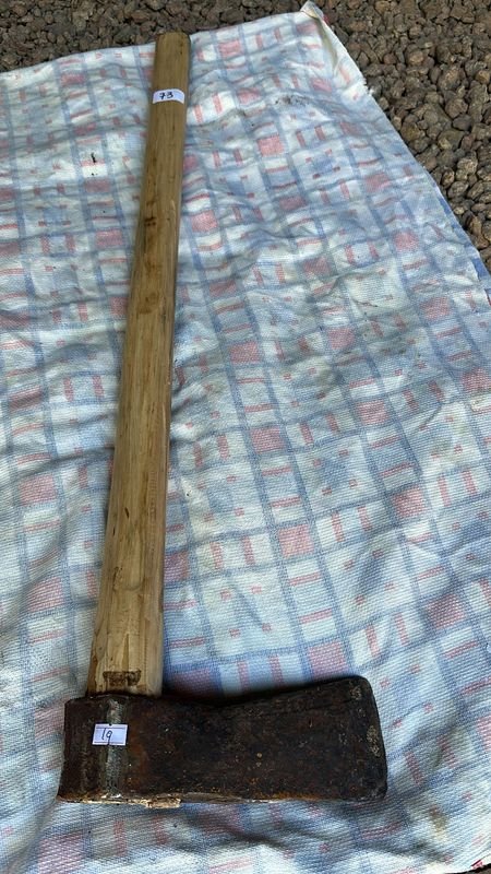 Lote siguiente: Hacha de madera con hoja metálica