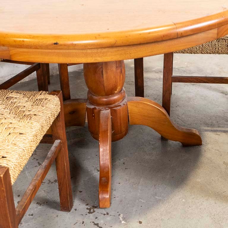 Mesa de comedor circular con cinco sillas de madera y cardo - imagen 3