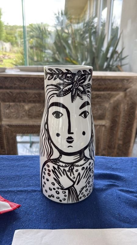 Jarra de Cerámica Pintada a Mano con Diseño Artístico