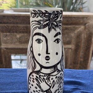 Jarra de Cerámica Pintada a Mano con Diseño Artístico - imagen 1