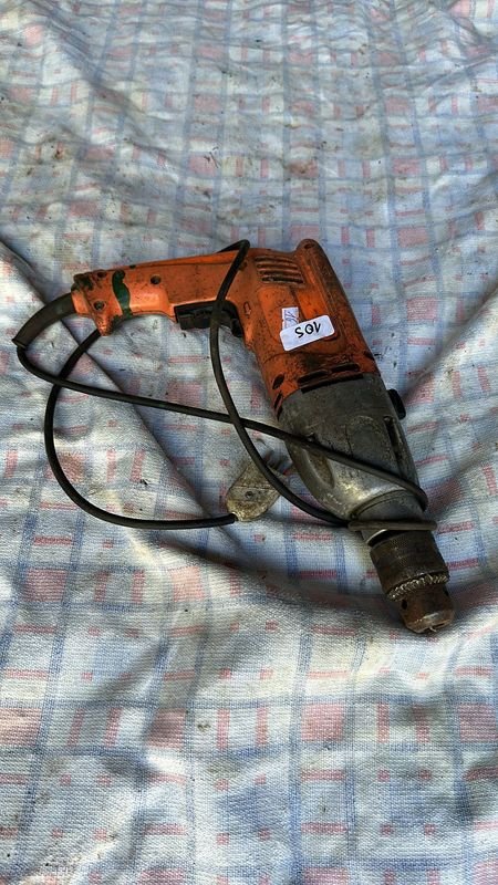 Taladro eléctrico naranja con cable negro - imagen 2