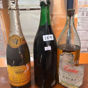 Lote anterior: Dos Botellas Antiguas con Contenido: Champagne y Anís