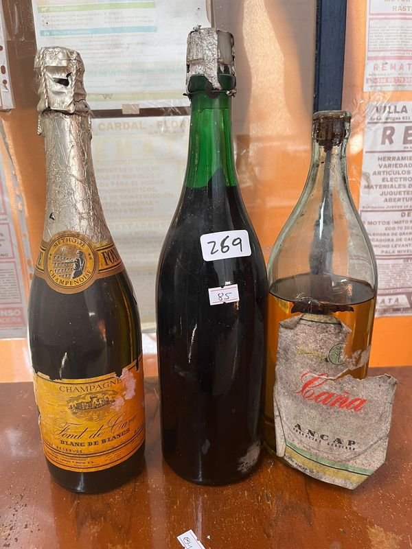 Dos Botellas Antiguas con Contenido: Champagne y Anís