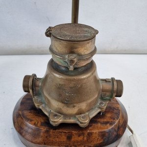 Lámpara de Mesa Diseño Único: Base de Medidor de Agua en Bronce y Madera Lustrada - imagen 5