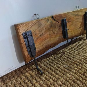 Perchero Rústico de Madera con Ganchos de Hierro - imagen 2