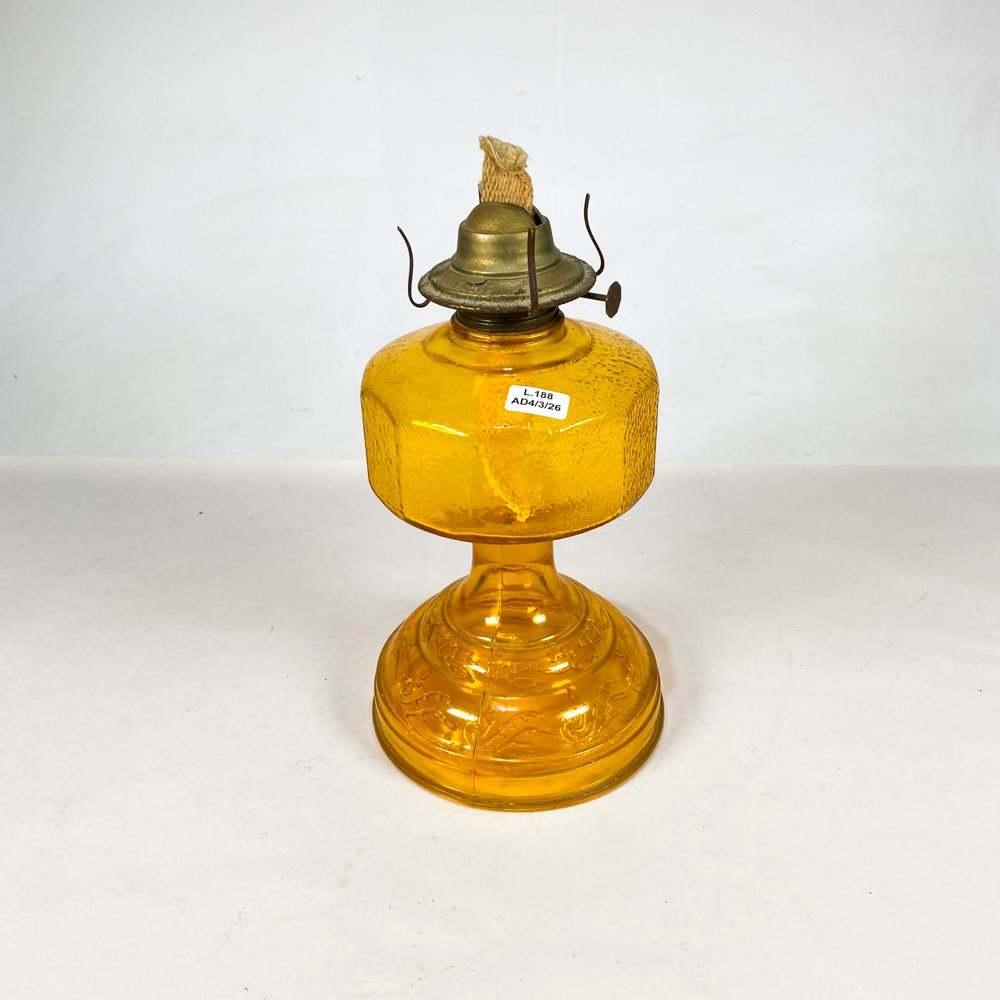 Lote siguiente: Lámpara de vidrio amarillo con decoración en metal