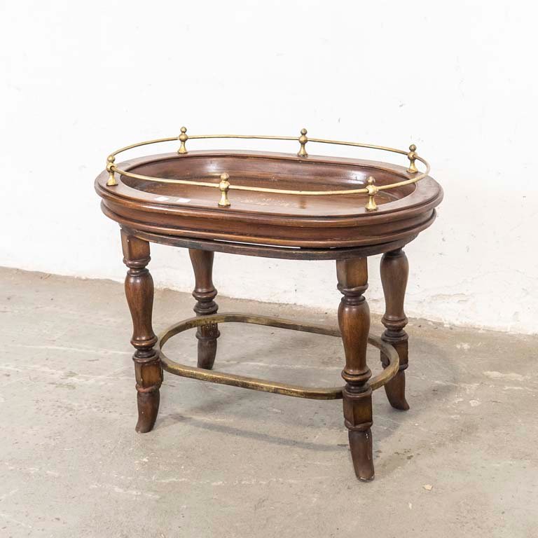 Lote siguiente: Mesa de sala de madera con barandillas de metal dorado
