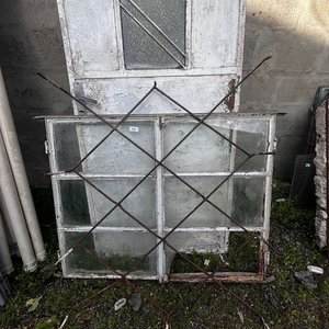 Lote anterior: Ventana Antigua de Hierro con Reja y Banderola