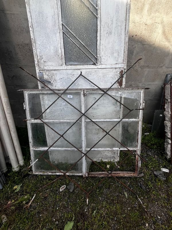 Ventana Antigua de Hierro con Reja y Banderola