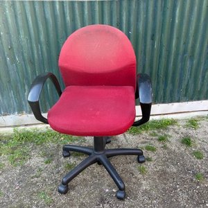 Lote anterior: Silla de Oficina Giratoria Roja con Brazos