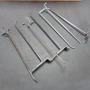 Más de 100 perchas en metal para exhibir en diferentes formas y tamaños.  - imagen 4