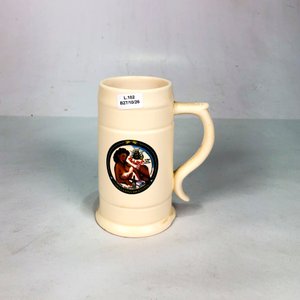 Lote siguiente: Jarra de Cerveza de Porcelana con Monograma y Diseño "La Negra"
