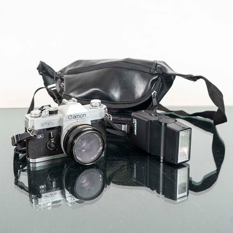 Cámara reflex Canon FTb con lente y accesorios - imagen 1