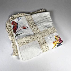Lote anterior: Mantel de Lino Bordado con Gallos y Flores, 2.60 x 1.50 mts